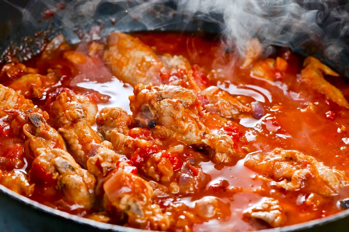 calabriaonline's tweet photo. 😋 Uno dei piatti della tradizione culinaria calabrese sono i #Fileja con ragù di maiale.
👩🍳 Per il ragu: mezzo kg di carne mista di maiale a pezzetti, un gambo di sedano, una carota e mezza cipolla per trito, olio evo, un litro di passata di pomodoro, mezzo bicchiere di vino. https://t.co/iacCw3Mdu3