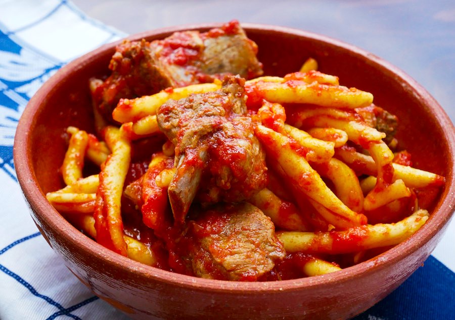 calabriaonline's tweet photo. 😋 Uno dei piatti della tradizione culinaria calabrese sono i #Fileja con ragù di maiale.
👩🍳 Per il ragu: mezzo kg di carne mista di maiale a pezzetti, un gambo di sedano, una carota e mezza cipolla per trito, olio evo, un litro di passata di pomodoro, mezzo bicchiere di vino. https://t.co/iacCw3Mdu3