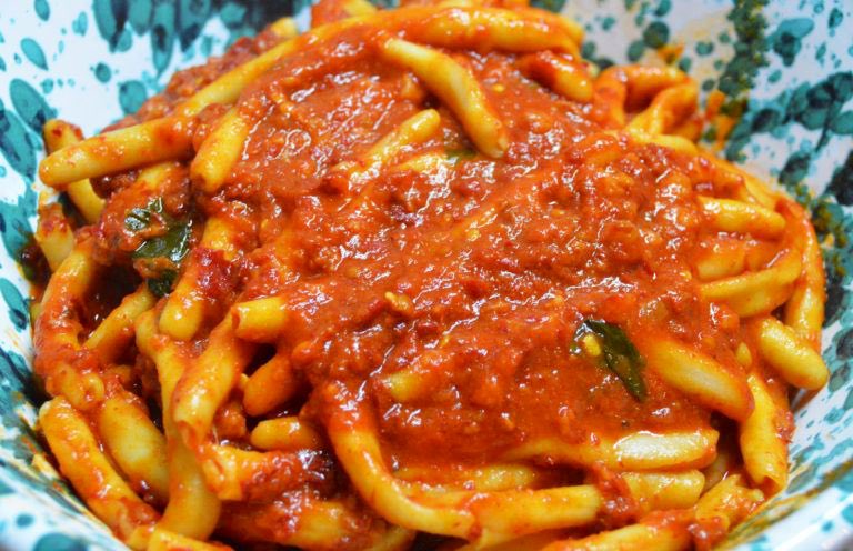 calabriaonline's tweet photo. 😋 Uno dei piatti della tradizione culinaria calabrese sono i #Fileja con ragù di maiale.
👩🍳 Per il ragu: mezzo kg di carne mista di maiale a pezzetti, un gambo di sedano, una carota e mezza cipolla per trito, olio evo, un litro di passata di pomodoro, mezzo bicchiere di vino. https://t.co/iacCw3Mdu3
