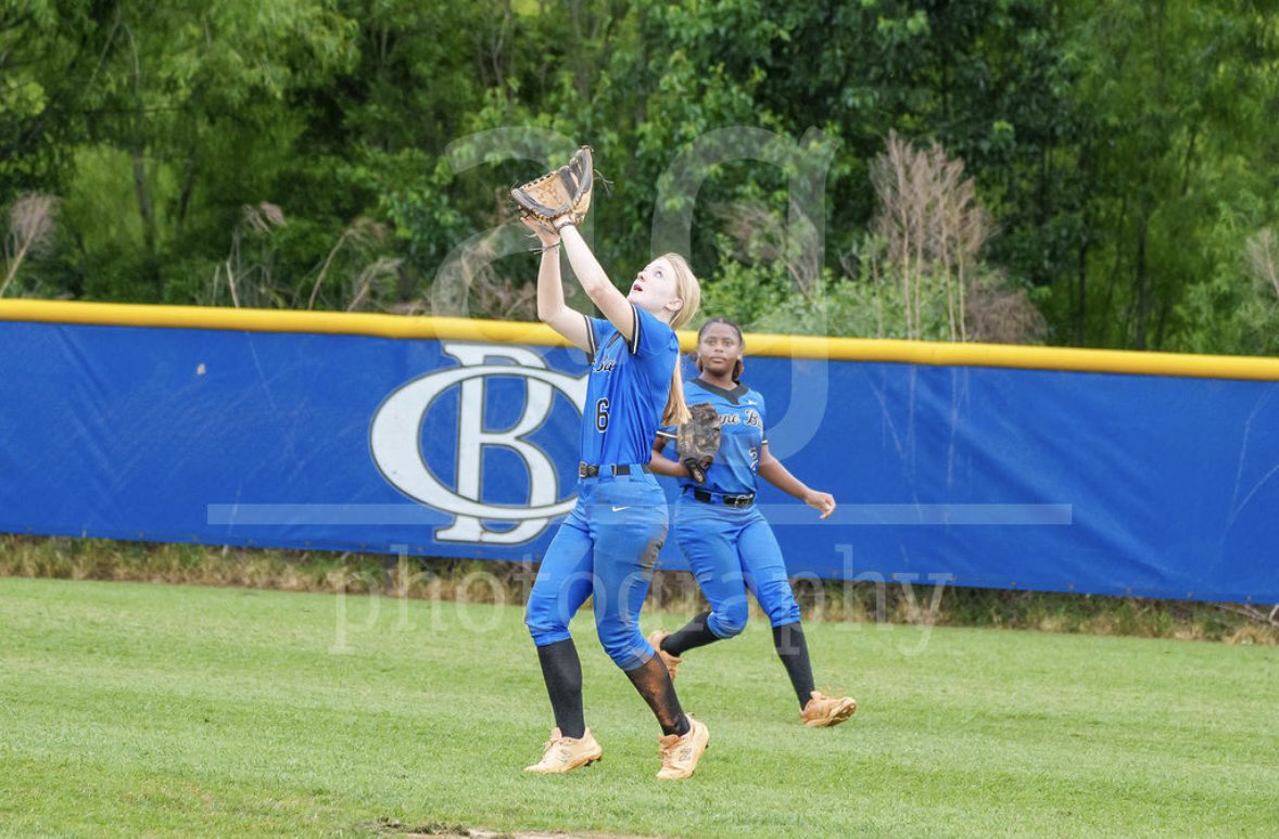 Kayleigh2026's tweet photo. Team work makes the dream work on this double play! https://t.co/NY17RohZQJ