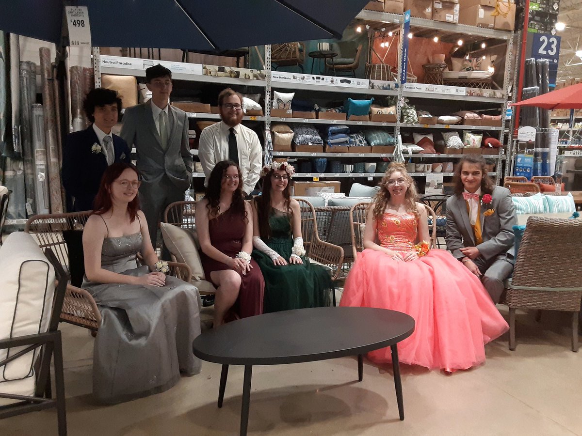 TNAMREE's tweet photo. Senior prom photos at Lowe's Willoughby. Thank you staff for making the students feel loved when they walked through your doors

@Lowes 
@WES_SouthHS 
@fox8news https://t.co/JvHpttGRhn