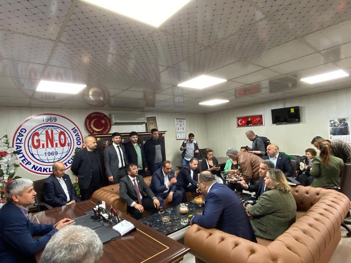 iyipar's tweet photo. Gaziantep Nakliyeciler odasını il teşkilatı ve milletvekili adaylarımızla birlikte ziyaret ettik. Oda başkanı değerli dostum Sn Tevfik Göğüş e bize gösterdiği ilgi ve alakadan dolayı teşekkür ederiz, akabinde esnaf ziyareti yaptık.
@iyiparti @meral_aksener @MehmetBasaran27 https://t.co/CwWDyV6sqf
