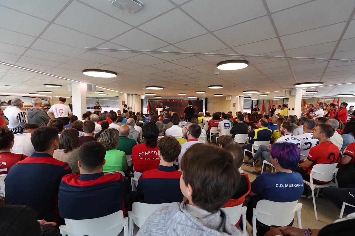 CIbarbaso's tweet photo. Hoy por la mañana, antes del encuentro de esta tarde en Tajonar ante el Salesianos , nos reunimos con el @Osasuna y los clubs convenidos en el estadio de El Sadar con motivo de la renovación anual. https://t.co/7JpPcNQWUl