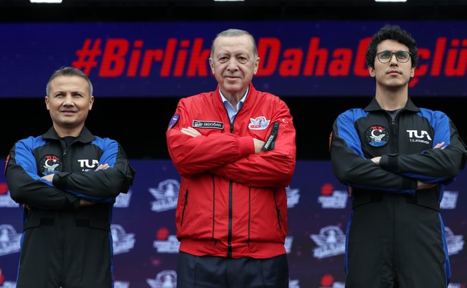 أردوغان يقدم أول رائدي فضاء تركيين