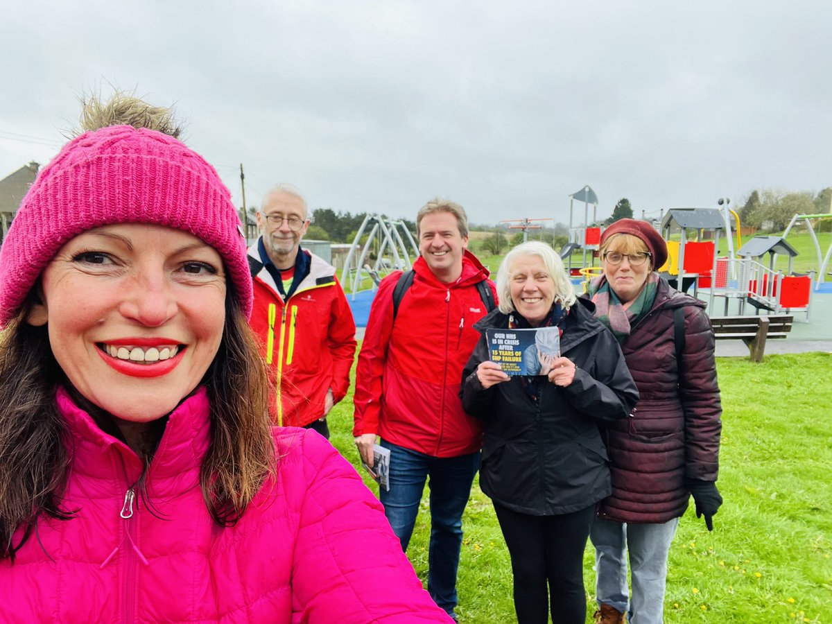 A brilliant response in #Wellwood #LabourDoorstep, chatting about <a href="/UKLabour/">The Labour Party</a>’s plans to tackle the #costoflivingcrisis &amp; deliver the change #Dunfermline needs 🌹