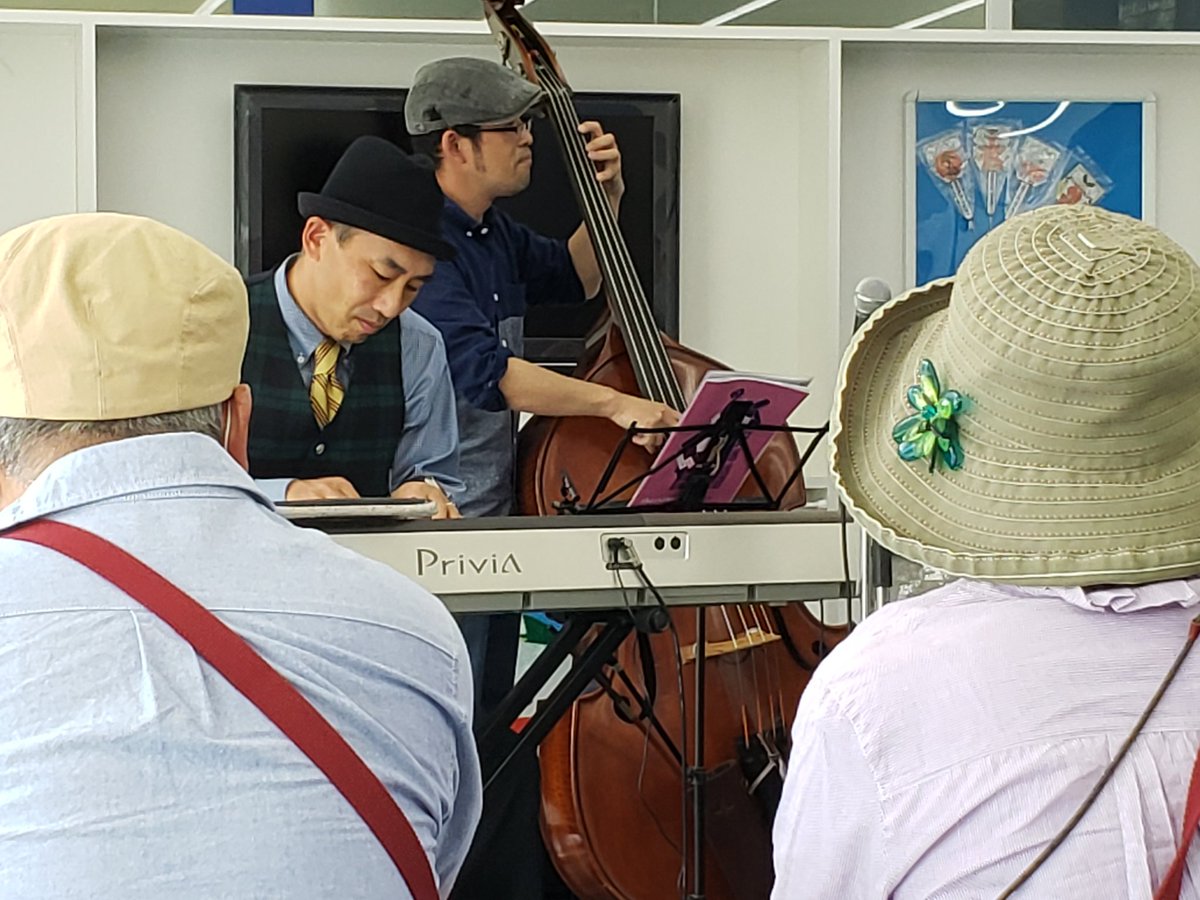 10cdbox's tweet photo. 滋賀ジャズフェス東近江…「Feel You」近江八幡市のジャズ喫茶「ユゲア」さんで、演奏しているピアノ・トリオ。スタンダードを心地よく聴かせていただきました👏 https://t.co/sqdRc0AjdK