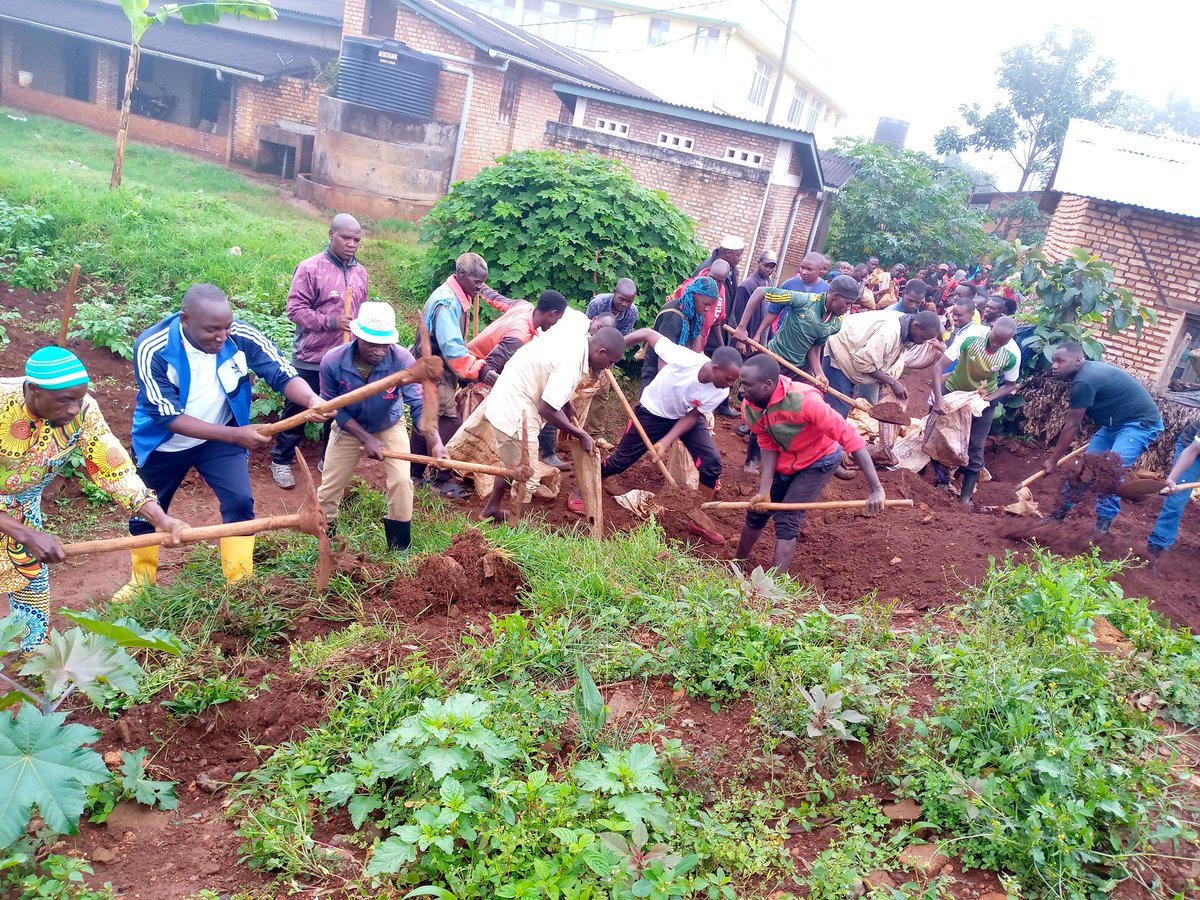 CommuneGASHIKA2's tweet photo. Kur uyu w 29.4.2023 muri @CommuneGASHIKA2 @NgoziProvince ibikorwa vy iterambere rusang vyakorewe ahariko hubakwa inzu yamanama @Musitanteri wiyo komine @NIYIBIZITheophile  akamenyesh imvukira n abakunzi kohagiye kwugururwa ikonti yagenewe guterera iyo nyubakwa 
@MininterInfosBi https://t.co/8vzjHPHVI8