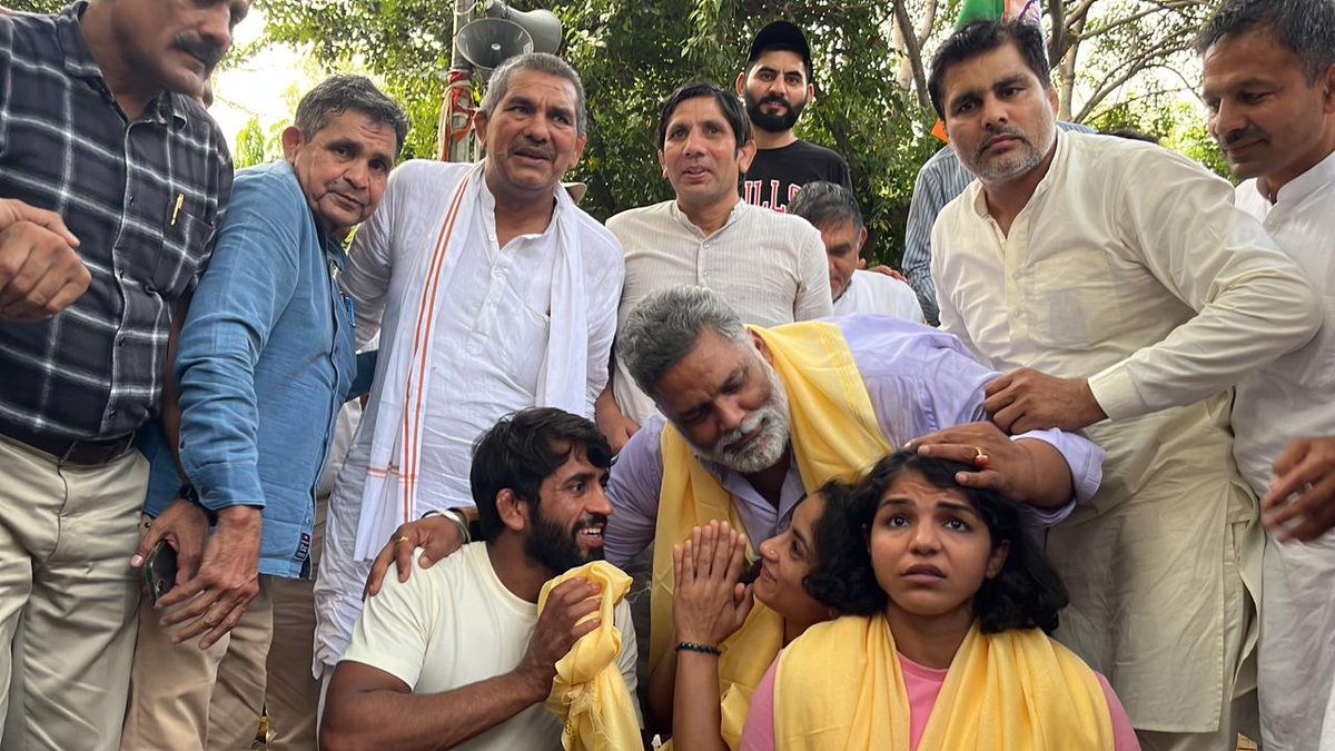 mdtasleem3's tweet photo. बलात्कारियों को सह देने के आरोप बीजेपी  पर लग रही है, जो देश के लिए मेडल जीतने वाली बेटियों का यौन शोषण में लिप्त हैं और उन्हें समर्थन देने वाले जनता के सेवक Pappu Yadav को गिरफ्तार करवाने के लिए#ArrestPappuYadav ट्रेंड चला रहे हैं।#ISupportPappuYadav https://t.co/hjn8CpTQpJ
