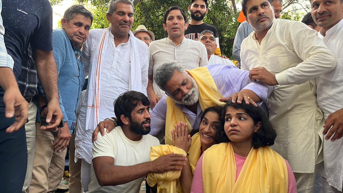 mdtasleem3's tweet photo. बलात्कारियों को सह देने के आरोप बीजेपी  पर लग रही है, जो देश के लिए मेडल जीतने वाली बेटियों का यौन शोषण में लिप्त हैं और उन्हें समर्थन देने वाले जनता के सेवक Pappu Yadav को गिरफ्तार करवाने के लिए#ArrestPappuYadav ट्रेंड चला रहे हैं।#ISupportPappuYadav https://t.co/hjn8CpTQpJ