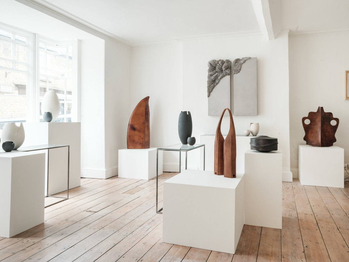 HWSomerset's tweet photo. ⚱️ Now open at #HWMake in Somerset: ‘Cut and Fold’, featuring a collection of works that explore the interplay between design and form, through the malleability and performative possibilities of materials.
🗓️ On view until Saturday 24 Jun
🔗 https://t.co/Tt956Xk2v0 https://t.co/0Vj5MxEOkb