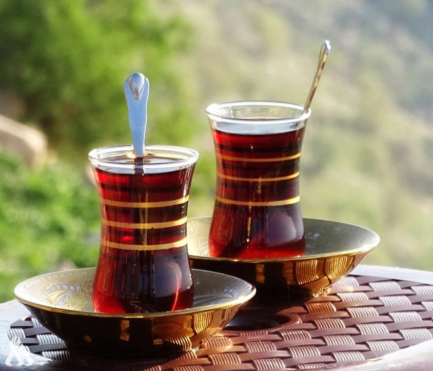 farouk222d2's tweet photo. وضعتُ السكر في الشاي، ونسيت أن أحركه، فلما ارتشفته كان طعمه مرا!

إن مرارة الشاي لا تعني عدم وجود السكر فيه، فإنك بمجرد تحريكك الشاي، ستظهر حلاوته..
كذلك الخير والحب موجود في النفوس، لكنه يحتاج من يحركه .. https://t.co/ckfvrJ5KN8