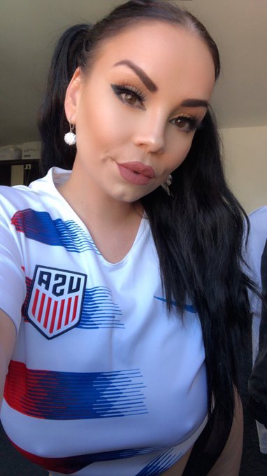 Happy #Saturday , gentlemen🥰❤️ Mind if I play with your ⚽️s?🤭 Come join me on @camcontacts I&rsquo;m #live<a href="/tag/saturday"class="tags">#Saturday</a><a href="/tag/live"class="tags"><span>#live</span></a>