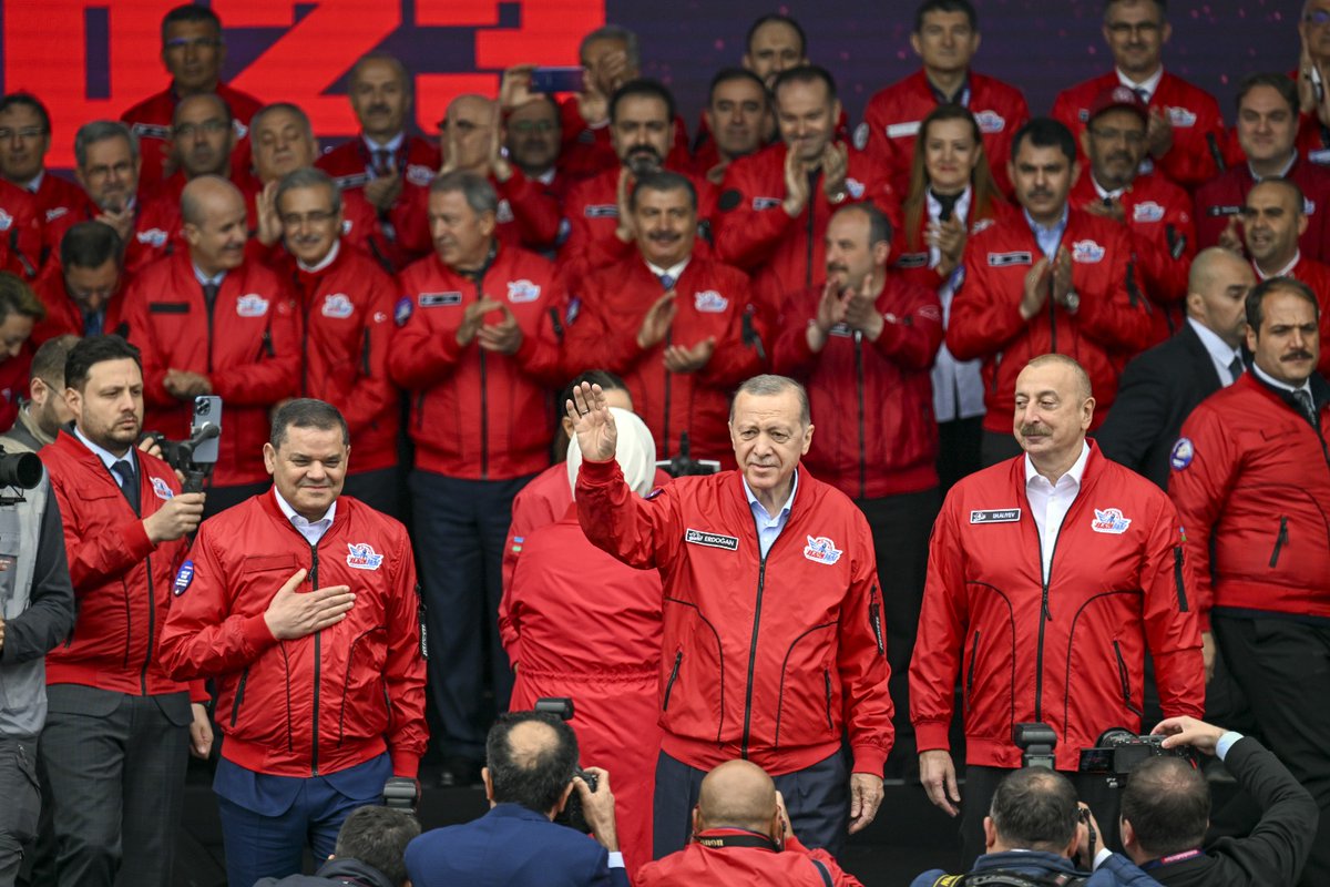 Abdlkadirs27's tweet photo. Cumhurbaşkanımız Recep Tayyip Erdoğan'ın Libya Başbakanı Abdulhamid Dibeybe ve Azerbaycan Cumhurbaşkanı İlham Aliyev ile birlikte katıldığı #TEKNOFEST2023'te kardeşlik rüzgarı esti... 

#TürkUzayYolcuları da Cumhurbaşkanı @RTErdogan'ın yanında yer aldı.
🇹🇷💯
#BirlikteDahaGüçlüyüz https://t.co/EnP9Utk5Lx