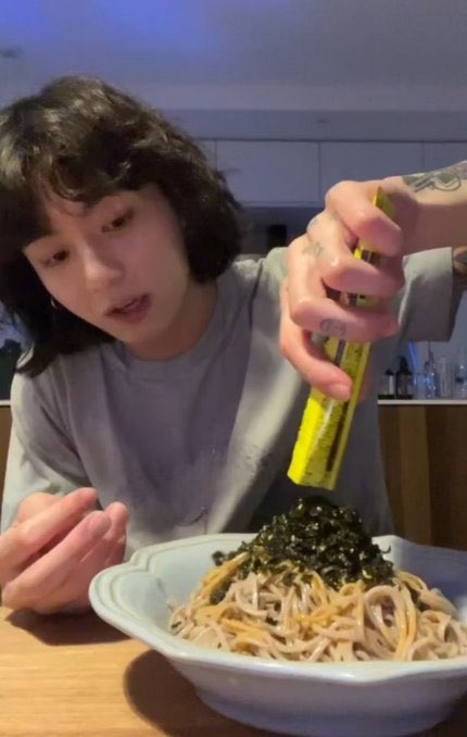 jeongoldenlight's tweet photo. A Japanese article shared on Yahoo Japan mentions how the Kikkoman has been extra popular, becoming a < big buzz > a very mentioned topic on social media thanks to Jungkook.
 ‘There has been a great response to the tweet. When I opened Twitter, the timeline was filled with 'Hontsuyu,' so I was surprised at what happened. I'm glad to reach a wide range of people, mainly Jungkook's fans.’ said Mr. Kikkoman after seeing the whole impact this product has been receiving. 

Mr. Kikkoman is witnessing Jungkook power!