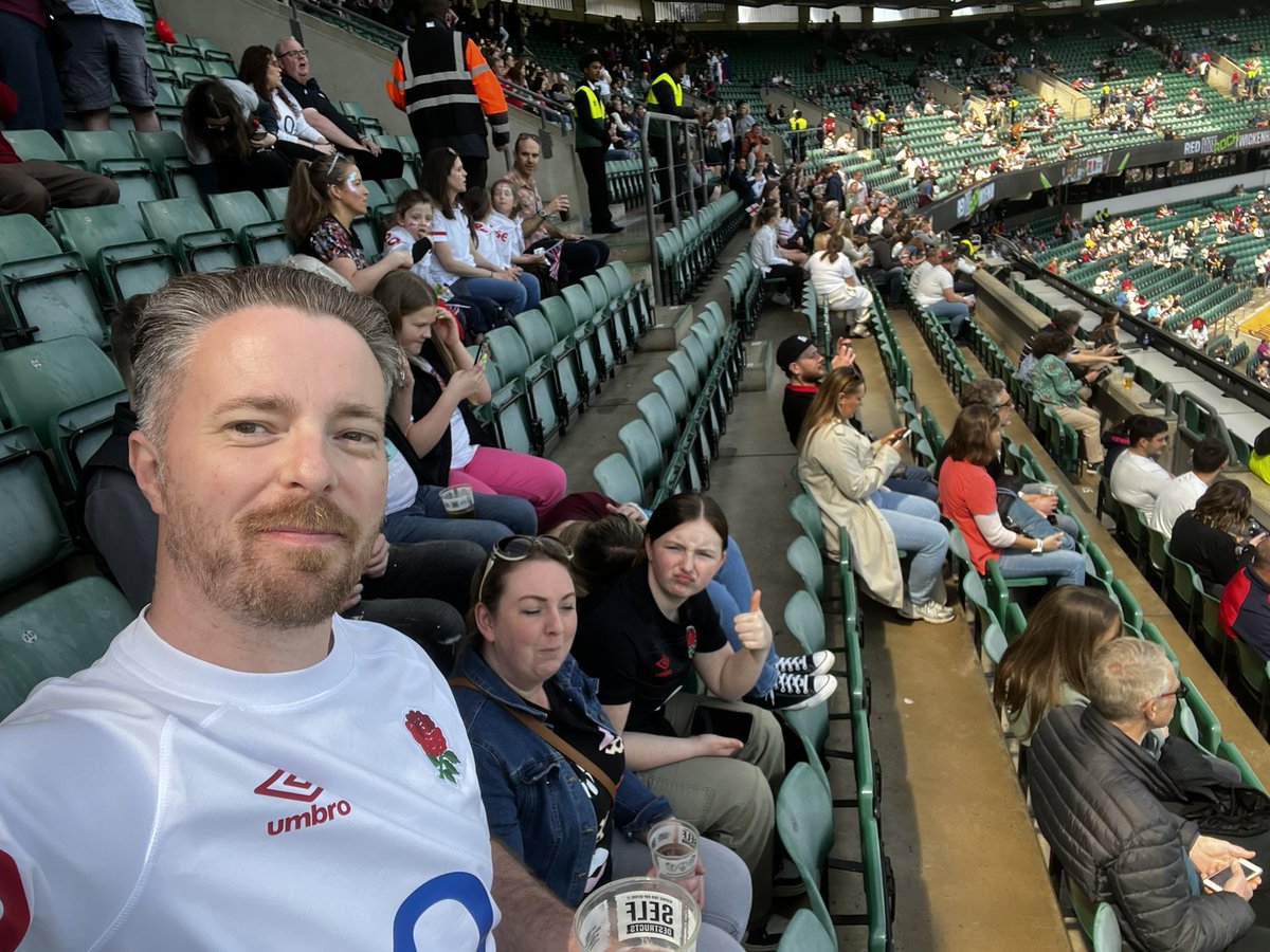 AndyRussell93's tweet photo. #REDROSES https://t.co/KFXxkNpqLX