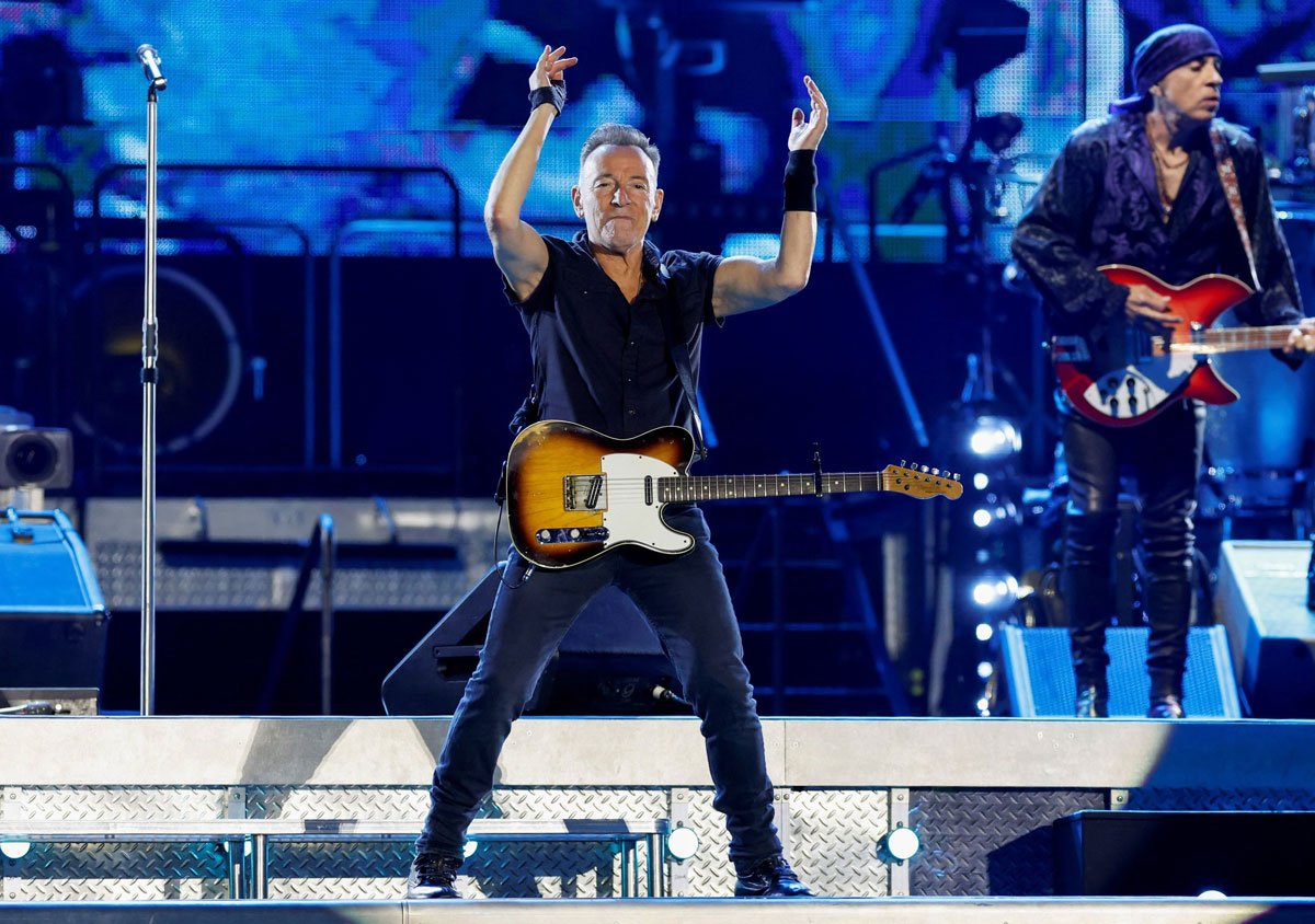 Springsteen bot tweet media
