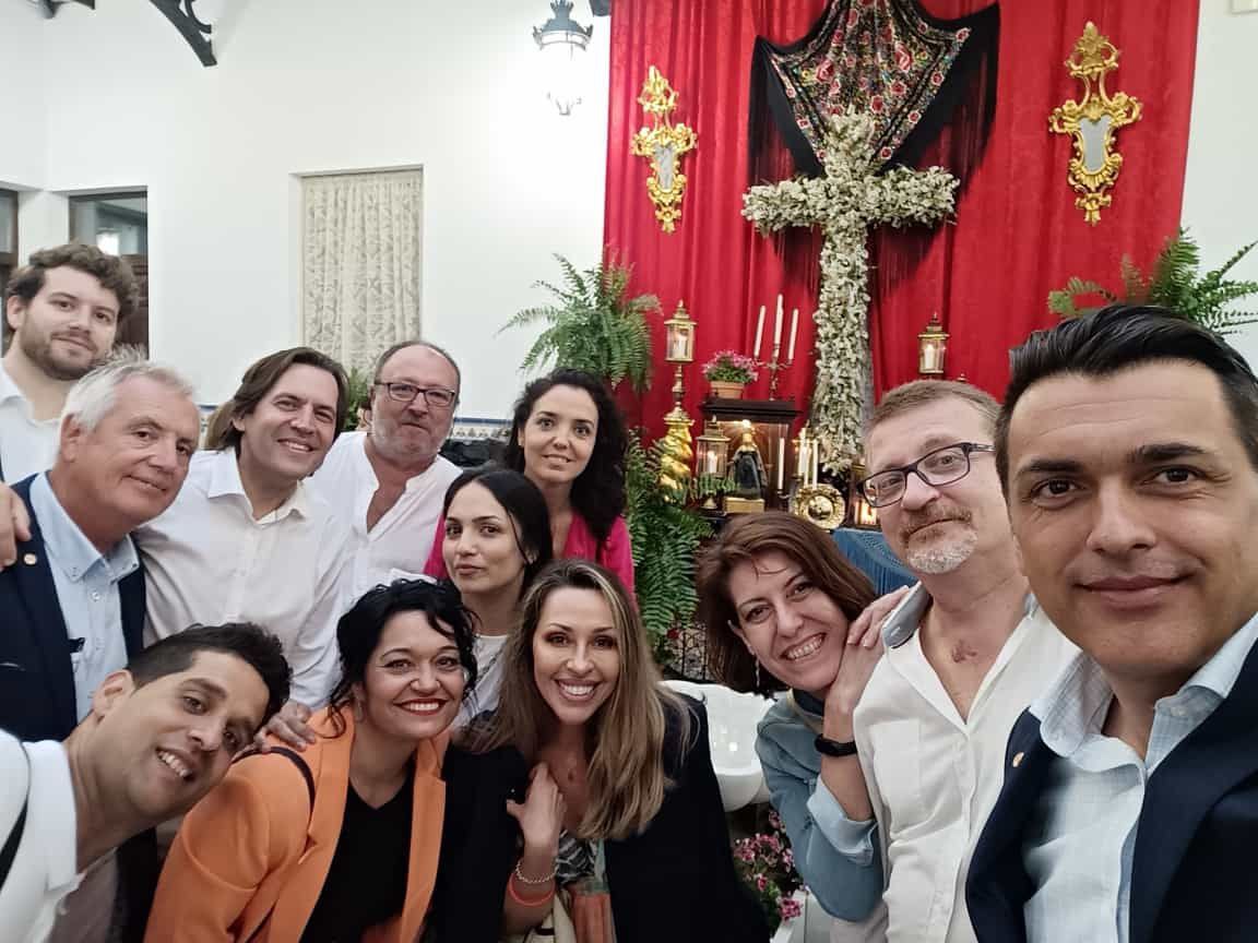elburgosV's tweet photo. ¡Qué fantástica noche de cruces hemos pasado disfrutando del mejor ambiente almeriense! 💮 #cruzdemayo #cruzdemayo2023 

Estos son algunos de los ambigús que podéis visitar de nuestras cofradías y hermandades almerienses:

📍 Patio de la UNED: @Cof_Estudiantes https://t.co/bkYF6M1mTz
