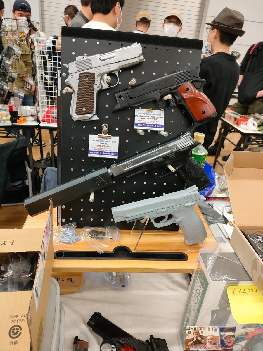 bD1FFA521CacPug's tweet photo. 今日のVショーでの展示。
デトはどちらもグリップの色を迷い中!
シルヴァーには黒もいいヨね!?
黒ボディーのほうはもっとエロー系の色味を強くするか?
等々 https://t.co/D1itGF9aN4
