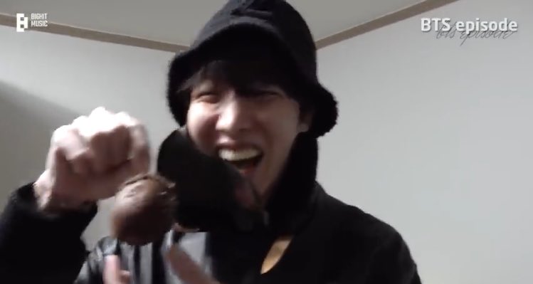 vminiecats's tweet photo. — #JHOPE fue a ver a #SUGA en la grabación del MV de #AMYGDALA, también le llevó pasteles en forma de bellota 😭

🐱Coman, las bellotas son adorables.
*j-hope llevó también para el staff* 
🐿️ Trabaja duro. Y cuida tu salud, hyung.
🐿️ Apoyo el álbum de SUGA más que nadie. (+) https://t.co/yH7hjo5J8s