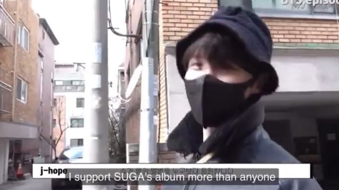vminiecats's tweet photo. — #JHOPE fue a ver a #SUGA en la grabación del MV de #AMYGDALA, también le llevó pasteles en forma de bellota 😭

🐱Coman, las bellotas son adorables.
*j-hope llevó también para el staff* 
🐿️ Trabaja duro. Y cuida tu salud, hyung.
🐿️ Apoyo el álbum de SUGA más que nadie. (+) https://t.co/yH7hjo5J8s