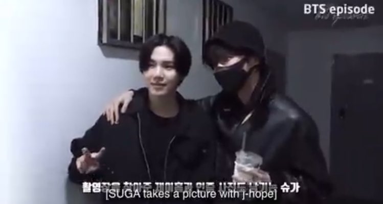 vminiecats's tweet photo. — #JHOPE fue a ver a #SUGA en la grabación del MV de #AMYGDALA, también le llevó pasteles en forma de bellota 😭

🐱Coman, las bellotas son adorables.
*j-hope llevó también para el staff* 
🐿️ Trabaja duro. Y cuida tu salud, hyung.
🐿️ Apoyo el álbum de SUGA más que nadie. (+) https://t.co/yH7hjo5J8s