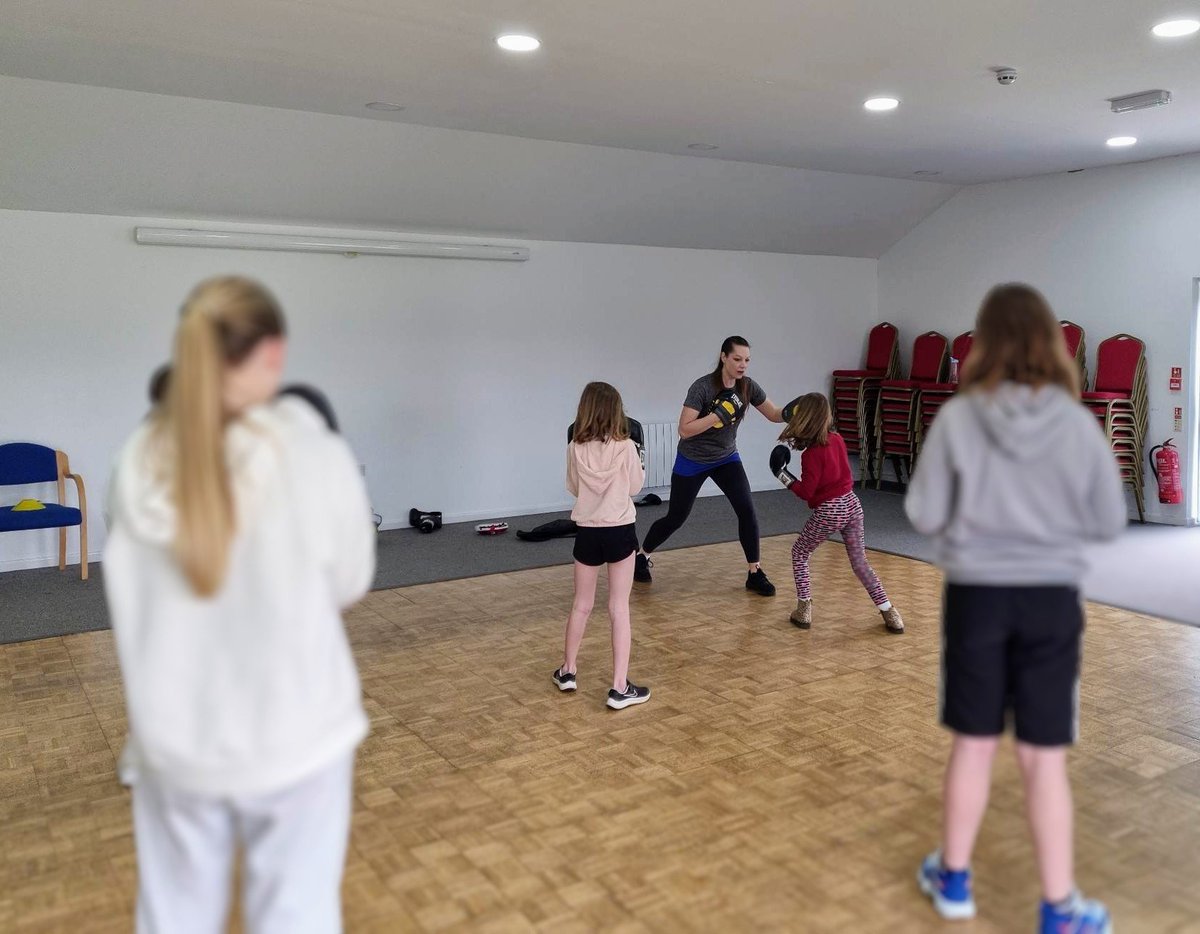 krysia_l's tweet photo. Great work from all the girls at Fighting Fit this morning, recapping footwork and learning hooks and rolls. 
Such a great class that provides a safe and inclusive space for young girls aged between 10-15 years old to learn the basics of boxing and improve their physical fitness https://t.co/w6oSUjGWu7