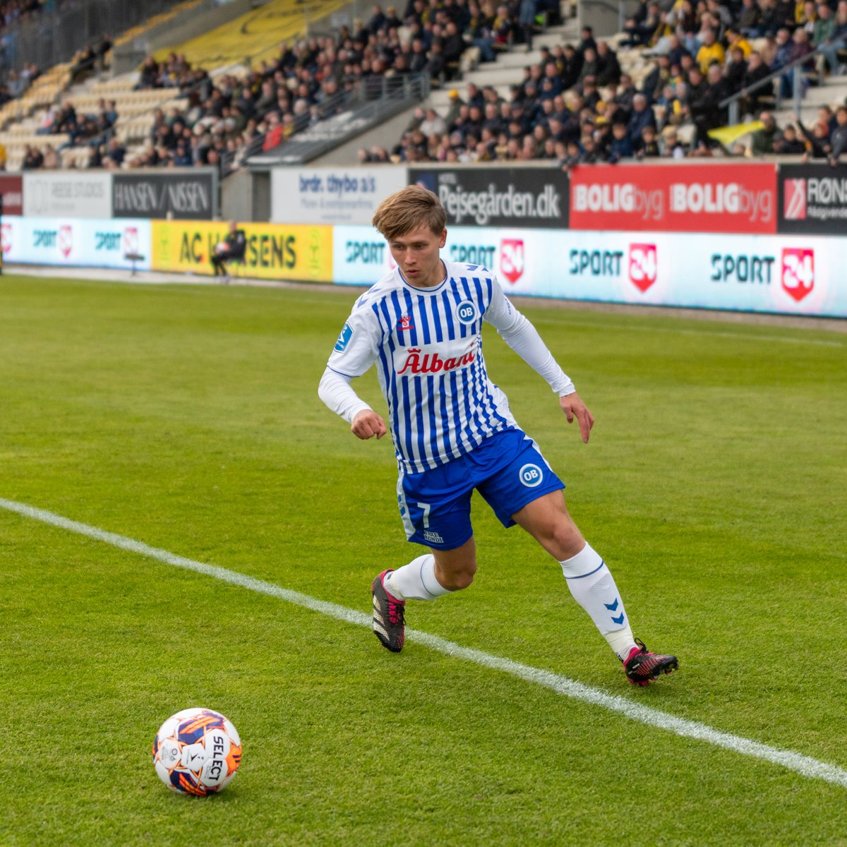 Odense_Boldklub's tweet photo. Naatan Skyttä stod for indlæggene til både Emmanuel Sabbi og Alen Mustafićs mål, og derfor blev den unge finne kåret til Albani Man of the Match i fan-appen 🙌🔵⚪️
#obdk #enafstriberne #achob #sldk https://t.co/yQ0UaG9Mqs