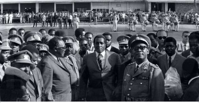 benbabunga's tweet photo. CE JOUR-LA... 29 avril 1972, le roi Ntare V du Burundi (Charles Ndizeye), âgé de 25 ans, est sauvagement assassiné à Gitega. 6 ans auparavant, il avait été détrôné par un coup d'Etat militaire, pendant qu'il se trouvait à Kinshasa, invité par Mobutu pour son 1er annif au pouvoir. https://t.co/uEbtOkTkg6