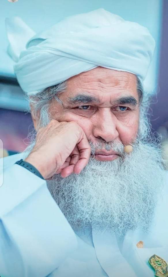 وہ ہستی جو اس معاشرے میں کامل پیر کی ایک عمدہ مثال قائم کیے ہوئے ہیں۔ ایسے ہوتے ہیں پیر۔
جیسے آج لوگ ترستے ہیں کہ کاش اعلیٰ حضرت امام احمد رضا خان کے دور میں ہم ہوتے۔ ہماری آنیوالی نسلیں بھی ترسیں گیں کہ کاش ہم الیاس قادری کے دور میں ہوتے۔

یہ دور میرے عطار کا ہے

#Dawateislami