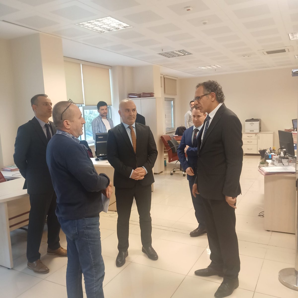 sgkistanbulsgim's tweet photo. İl Müdürümüz Tuncay Cevheroğlu, EYT kapsamında emeklilik işlemleri yürüten hafta sonu da mesaiye devam eden Pendik, Kurtköy, Kartal ve Maltepe Sosyal Güvenlik Merkezlerimizi ziyaret ederek yapılan işlemleri yerinde inceledi. Özveri ile çalışan personelimize teşekkürlerini iletti. https://t.co/1UhlNVuAUk