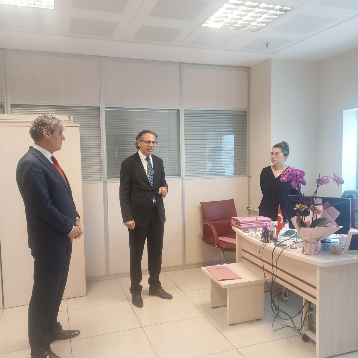 sgkistanbulsgim's tweet photo. İl Müdürümüz Tuncay Cevheroğlu, EYT kapsamında emeklilik işlemleri yürüten hafta sonu da mesaiye devam eden Pendik, Kurtköy, Kartal ve Maltepe Sosyal Güvenlik Merkezlerimizi ziyaret ederek yapılan işlemleri yerinde inceledi. Özveri ile çalışan personelimize teşekkürlerini iletti. https://t.co/1UhlNVuAUk