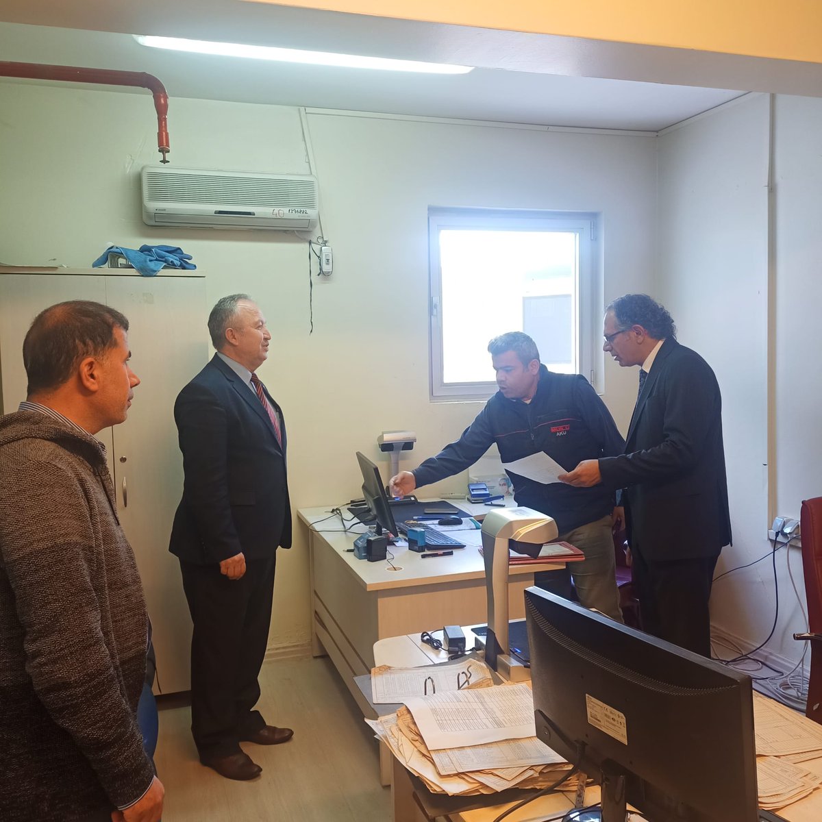 sgkistanbulsgim's tweet photo. İl Müdürümüz Tuncay Cevheroğlu, EYT kapsamında emeklilik işlemleri yürüten hafta sonu da mesaiye devam eden Pendik, Kurtköy, Kartal ve Maltepe Sosyal Güvenlik Merkezlerimizi ziyaret ederek yapılan işlemleri yerinde inceledi. Özveri ile çalışan personelimize teşekkürlerini iletti. https://t.co/1UhlNVuAUk