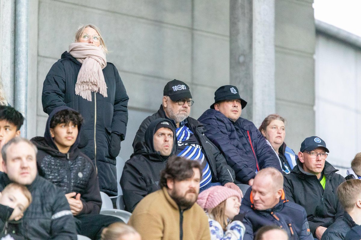 Odense_Boldklub's tweet photo. Lydbilledet var fynsk i Horsens, hvor mere end 400 striber havde taget turen over Lillebælt for at støtte klubben🔵⚪
Tusind tak for opbakningen 👏
#enafstriberne #obdk #achob https://t.co/2uQlK0y8uf