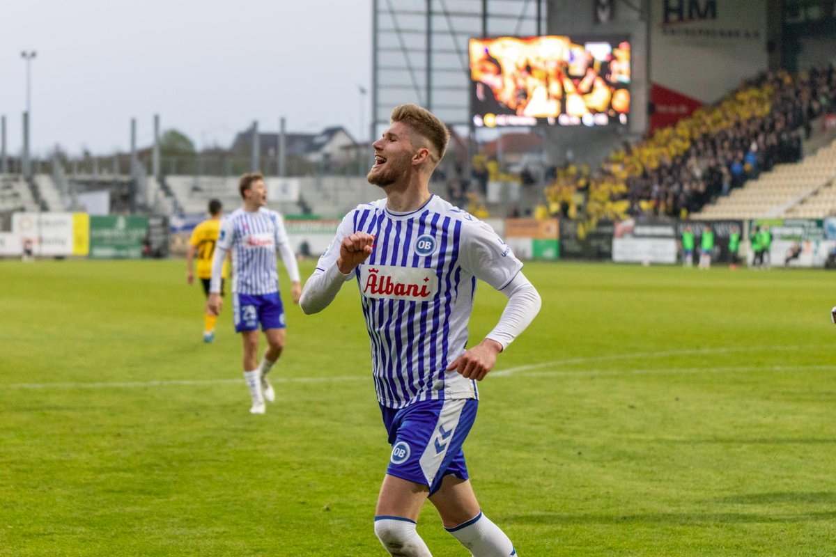 Odense_Boldklub's tweet photo. Lydbilledet var fynsk i Horsens, hvor mere end 400 striber havde taget turen over Lillebælt for at støtte klubben🔵⚪
Tusind tak for opbakningen 👏
#enafstriberne #obdk #achob https://t.co/2uQlK0y8uf