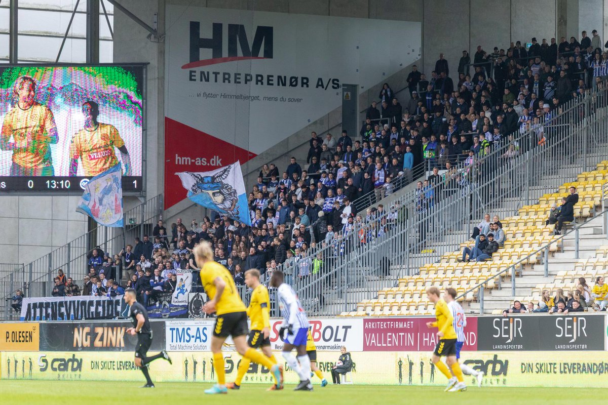 Odense_Boldklub's tweet photo. Lydbilledet var fynsk i Horsens, hvor mere end 400 striber havde taget turen over Lillebælt for at støtte klubben🔵⚪
Tusind tak for opbakningen 👏
#enafstriberne #obdk #achob https://t.co/2uQlK0y8uf