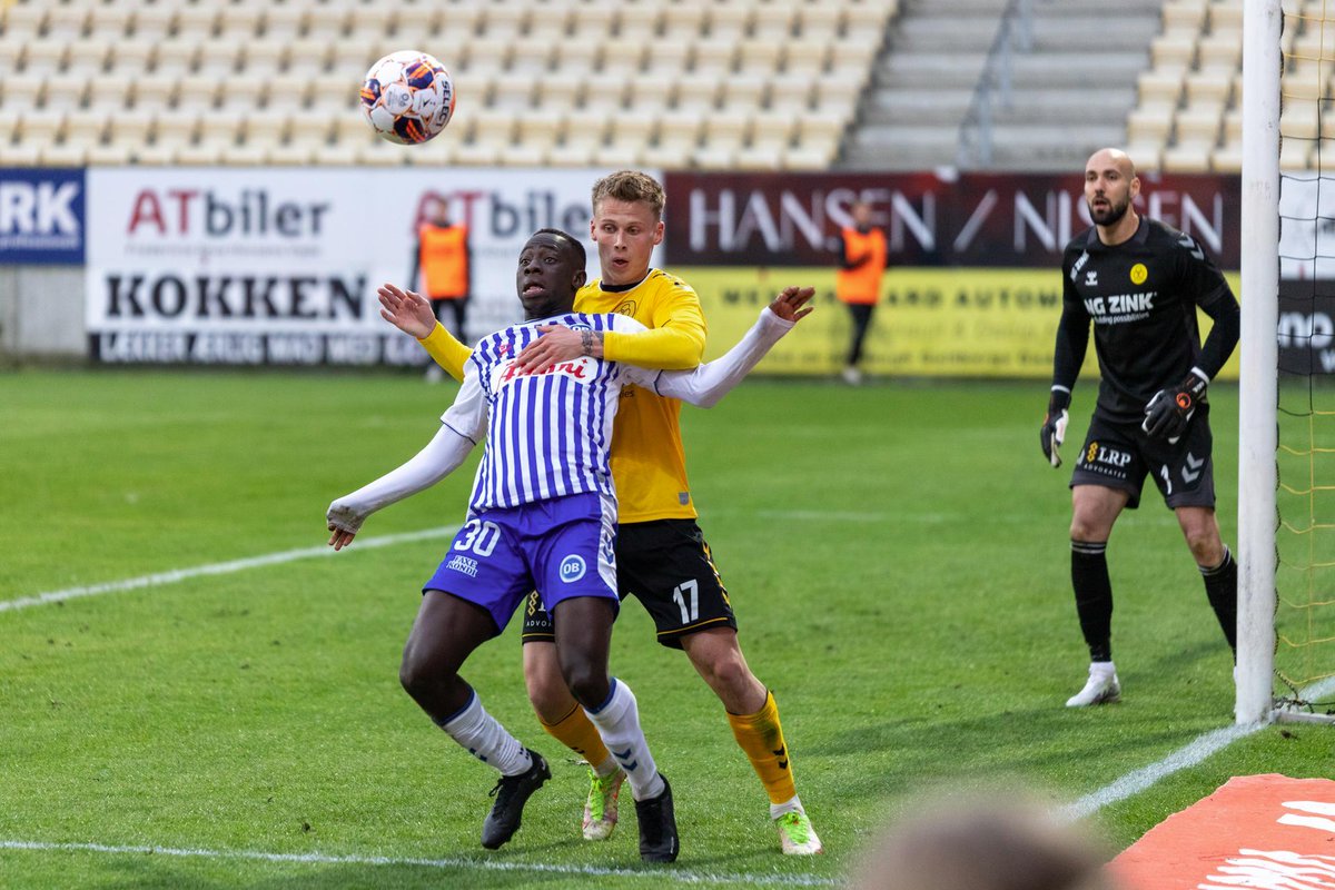 Odense_Boldklub's tweet photo. Lydbilledet var fynsk i Horsens, hvor mere end 400 striber havde taget turen over Lillebælt for at støtte klubben🔵⚪
Tusind tak for opbakningen 👏
#enafstriberne #obdk #achob https://t.co/2uQlK0y8uf