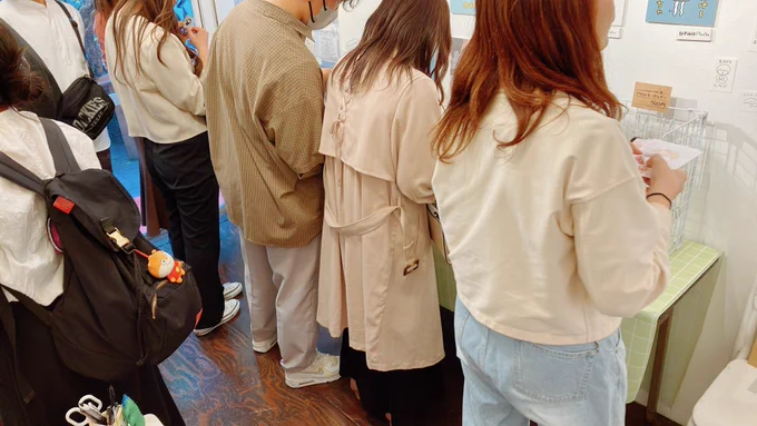 個展1日目、来てくれた方ありがとうございました!!!楽しんでいただけましたでしょうか…!(ドキドキ)  大盛況に見せたいので混んでるタイミングで撮った写真ばかり載せときます。空いてる時は空いてます。明日もよろしくお願いします!! #さかもとこのみ個展