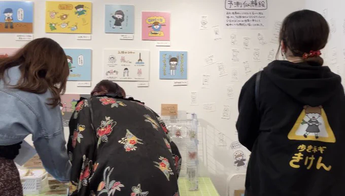 個展1日目、来てくれた方ありがとうございました!!!楽しんでいただけましたでしょうか…!(ドキドキ)  大盛況に見せたいので混んでるタイミングで撮った写真ばかり載せときます。空いてる時は空いてます。明日もよろしくお願いします!! #さかもとこのみ個展