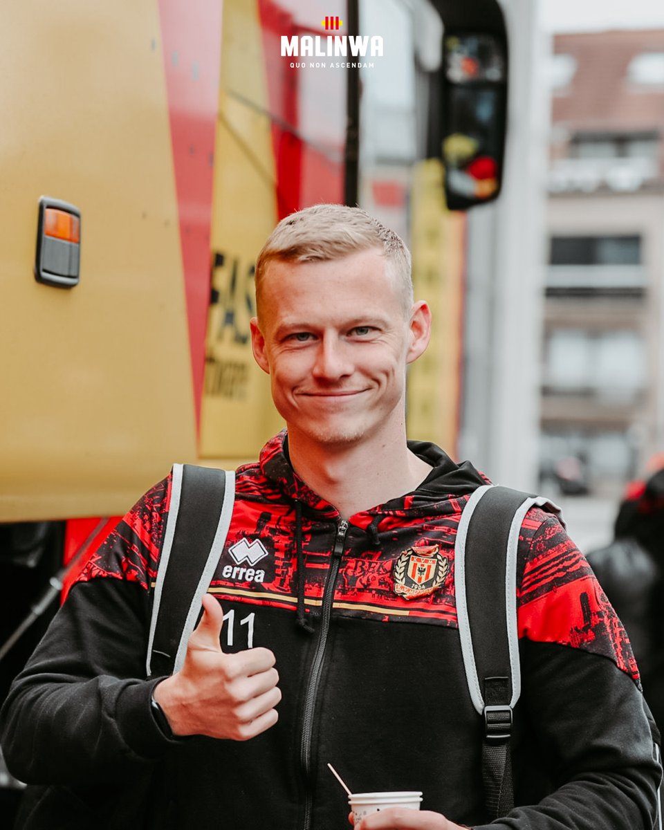 kvmechelen's tweet photo. Ze zijn vertrokken… 🏆

Onze jongens stapten zonet onder luid applaus op de bus. Merci voor de laatste aanmoediging richting 𝘥𝘦𝘯 𝘏𝘦𝘪𝘻𝘦𝘭, Kakkers 💛❤️

📸 Inge Smits &amp; An Rogier

#trotsoponzekleuren #wegaanmetznallen #VoorLei https://t.co/PL95rAKysk