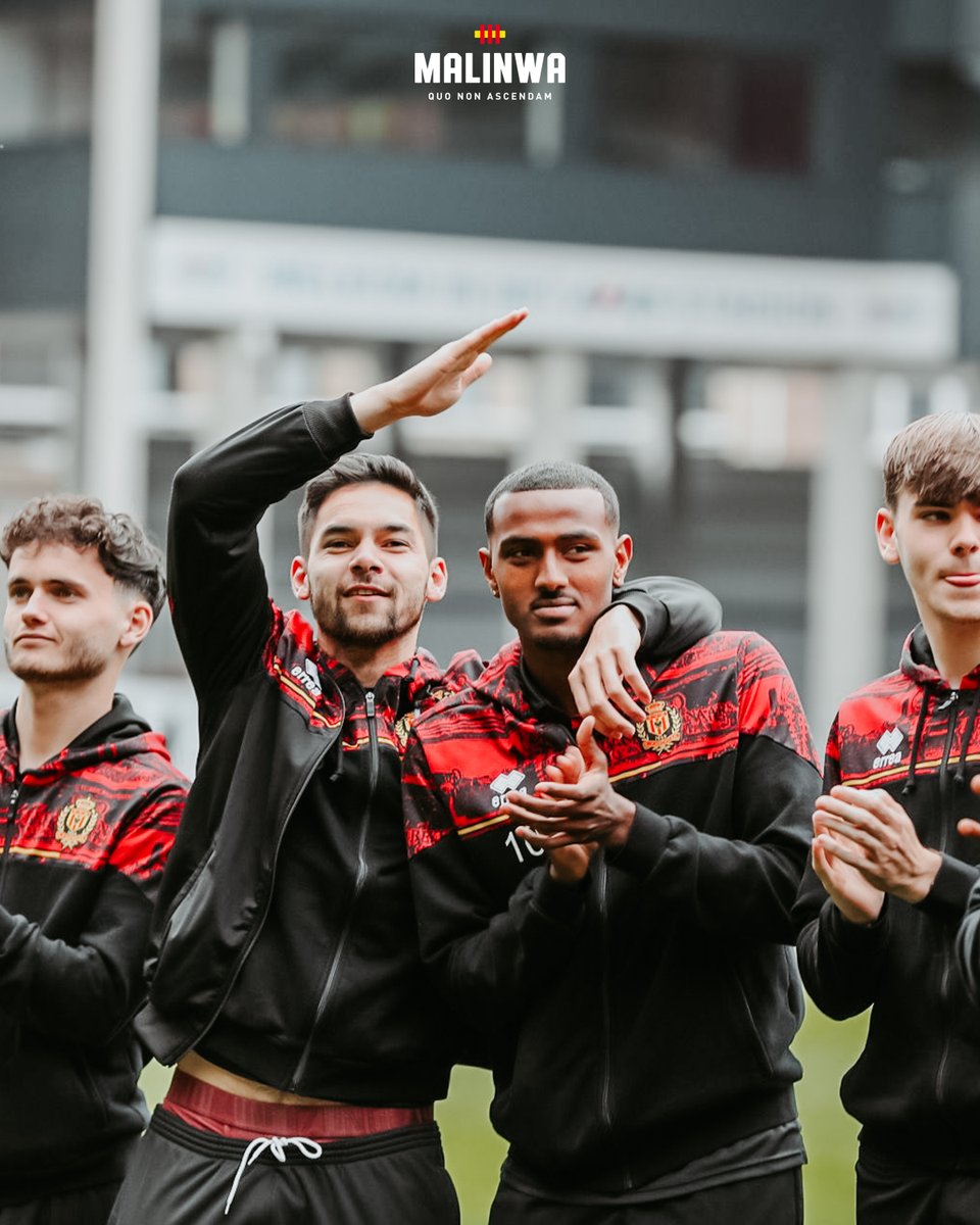 kvmechelen's tweet photo. Ze zijn vertrokken… 🏆

Onze jongens stapten zonet onder luid applaus op de bus. Merci voor de laatste aanmoediging richting 𝘥𝘦𝘯 𝘏𝘦𝘪𝘻𝘦𝘭, Kakkers 💛❤️

📸 Inge Smits &amp; An Rogier

#trotsoponzekleuren #wegaanmetznallen #VoorLei https://t.co/PL95rAKysk