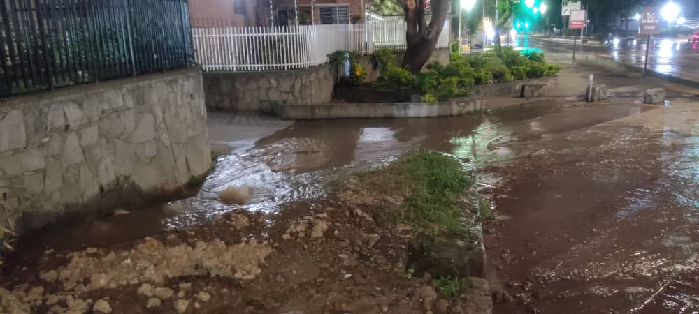 marisabellava's tweet photo. @luisaguilarj nueva rotura tubería matriz de Hidrocapital frente al edificio Guarico boulevard de El Cafetal altura de San Luis @HidroCapital2 aún no terminaron de solventar la rotura de hace unos días, ésta es a unos metros de la rotura anterior https://t.co/B8UTEtLwL7