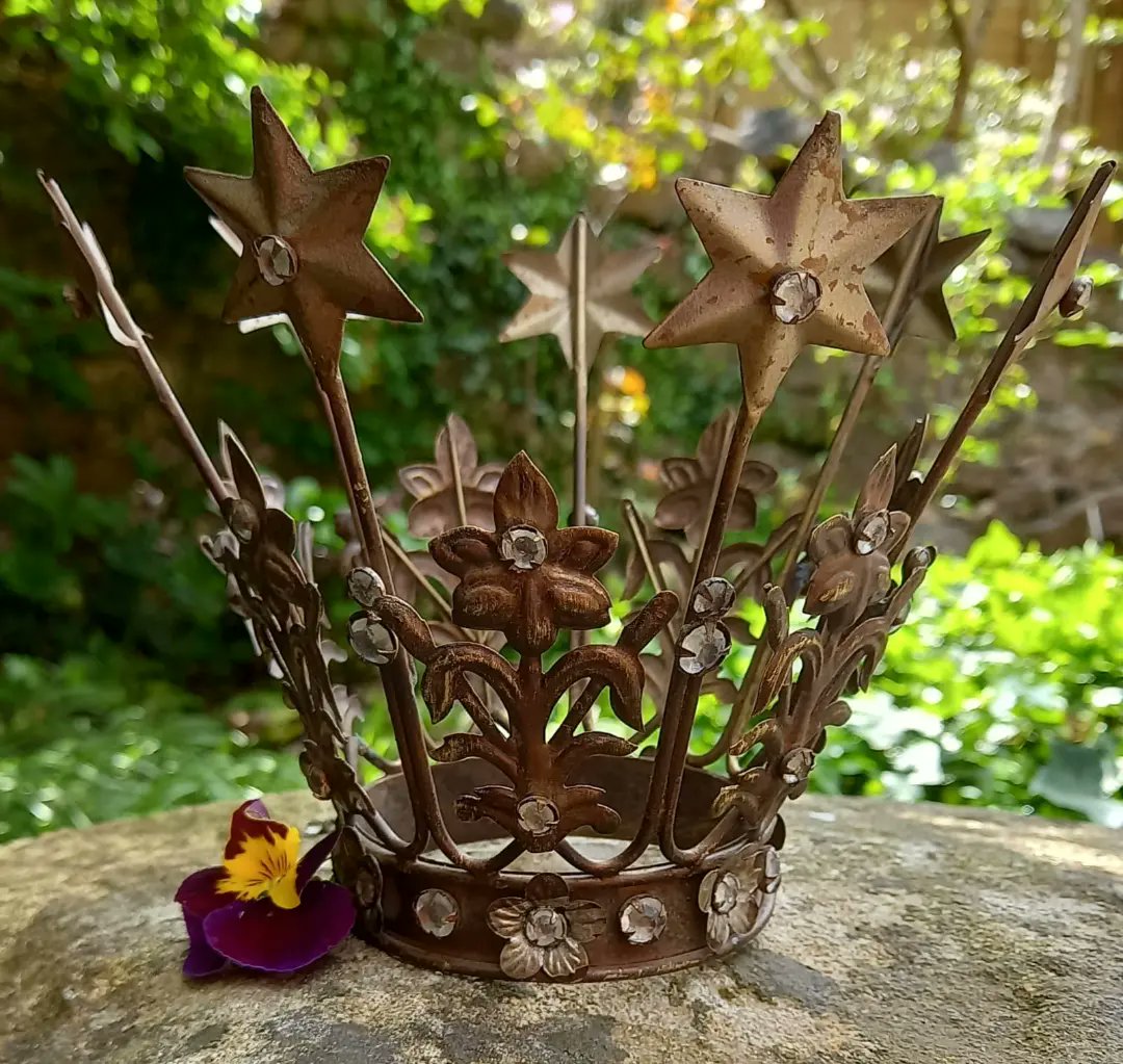 What a glorious day, our coronation memorabilia is selling very well, just a reminder this is the last weekend to make your purchases to adorn your tables, houses and street scenes as next Saturday is the actual Coronation Day. 
#Coronation #KingCharlesIII  #butlerandsweatman