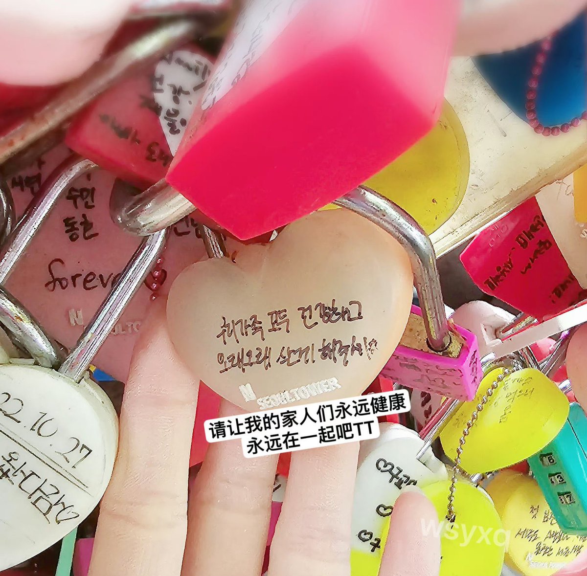 O7O1hs's tweet photo. so OP went to namsan tower and found yujin’s lock there ..  it said “ our family stay healthy and live for a very long time please “ 🥺🥹he’s so precious… #한유진 https://t.co/ahAo6G4VIm