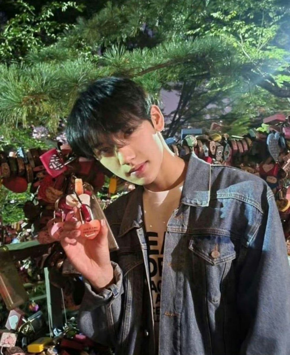 O7O1hs's tweet photo. so OP went to namsan tower and found yujin’s lock there ..  it said “ our family stay healthy and live for a very long time please “ 🥺🥹he’s so precious… #한유진 https://t.co/ahAo6G4VIm