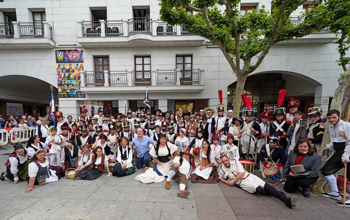 ivazquez06's tweet photo. Recreación histórica de la Guerra de la Independencia hoy en la Plaza Mayor de #TorrejóndeArdoz con motivo de la festividad del 2 de mayo, cargo de la  Asociación Estudios y Recreación Histórica Fusiliers-Chasseurs Madrid. https://t.co/M672CmTSAb