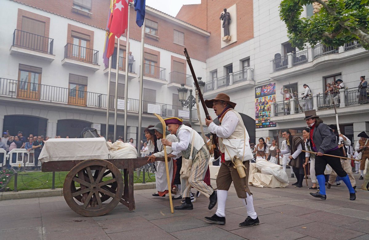 ivazquez06's tweet photo. Recreación histórica de la Guerra de la Independencia hoy en la Plaza Mayor de #TorrejóndeArdoz con motivo de la festividad del 2 de mayo, cargo de la  Asociación Estudios y Recreación Histórica Fusiliers-Chasseurs Madrid. https://t.co/M672CmTSAb