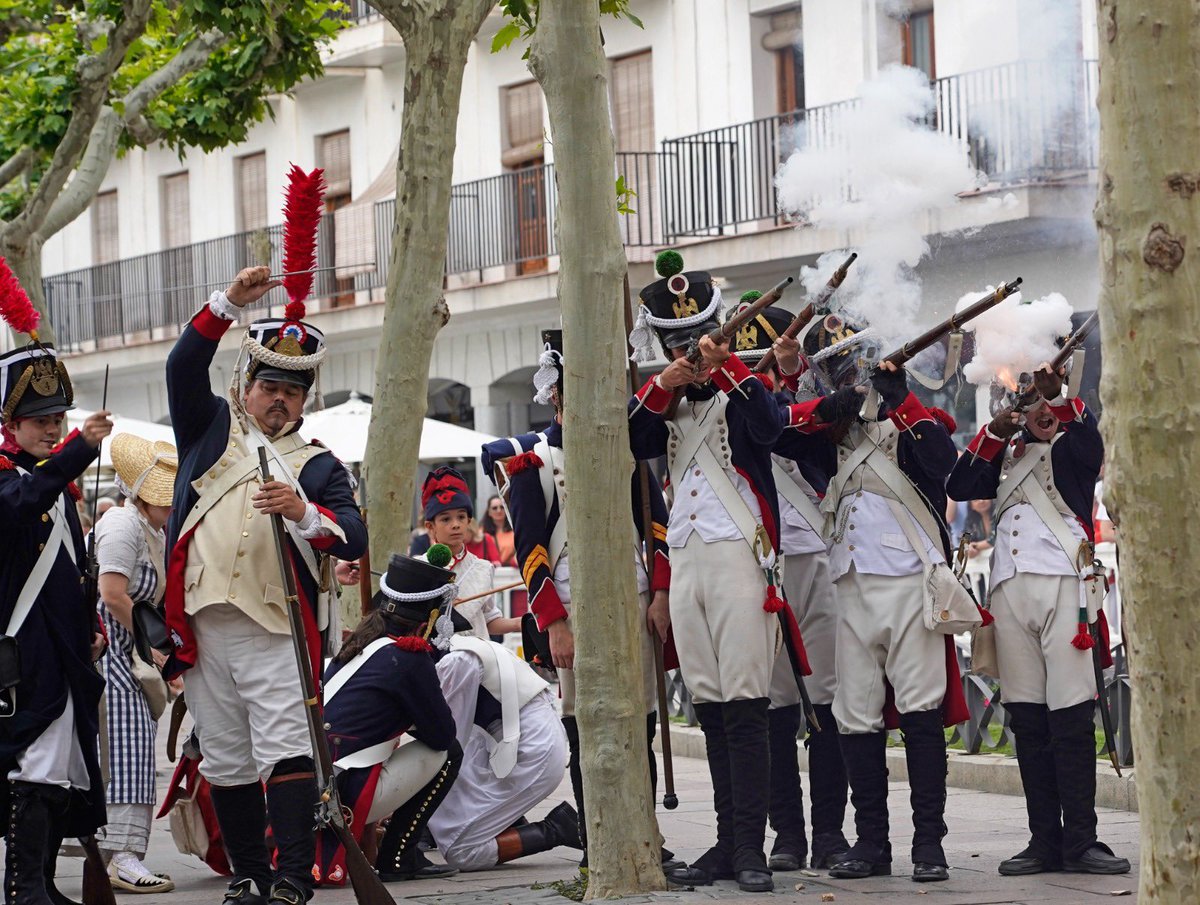 ivazquez06's tweet photo. Recreación histórica de la Guerra de la Independencia hoy en la Plaza Mayor de #TorrejóndeArdoz con motivo de la festividad del 2 de mayo, cargo de la  Asociación Estudios y Recreación Histórica Fusiliers-Chasseurs Madrid. https://t.co/M672CmTSAb