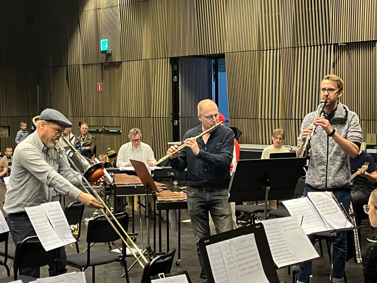 MusikiUppland's tweet photo. Träblås, bleckblås och slagverk! Idag samlas 150 elever från regionens kulturskolor spelar tillsammans med Linnékvintetten, Trio X, klarinettisten Emil Jonason, flöjtisten Jan Bengtson och trombonisten och dirigenten Klas Jervfors Turner. Konsert 14 i @KonsertKongress #blåsmusik https://t.co/KbOk6cg4sx