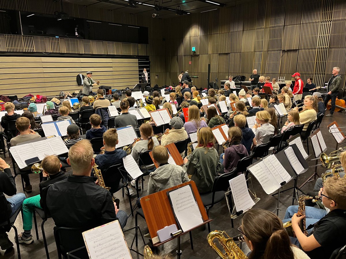 MusikiUppland's tweet photo. Träblås, bleckblås och slagverk! Idag samlas 150 elever från regionens kulturskolor spelar tillsammans med Linnékvintetten, Trio X, klarinettisten Emil Jonason, flöjtisten Jan Bengtson och trombonisten och dirigenten Klas Jervfors Turner. Konsert 14 i @KonsertKongress #blåsmusik https://t.co/KbOk6cg4sx