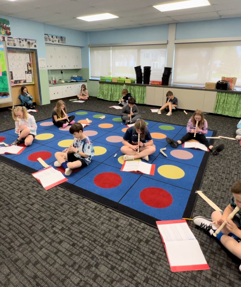 ComoParkMusic's tweet photo. Look at those smiles! First graders sing a fun partner song and Third graders finish their recorder karate program. It was a great week! @MollyMarcinelli @PtoComo https://t.co/EOJ14b00AY